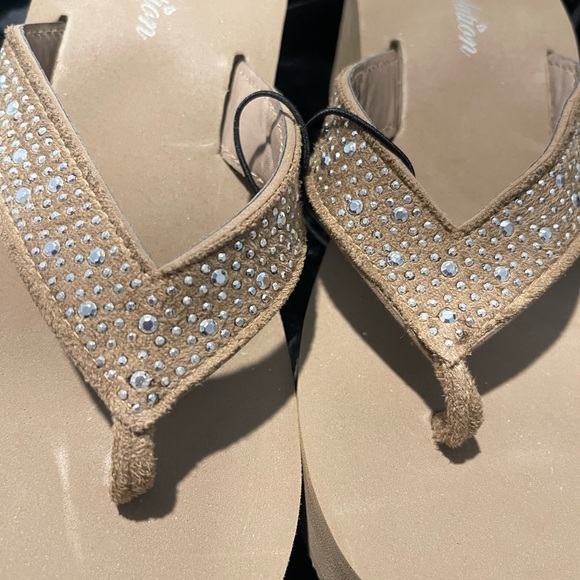 NWOT Redvolution Women’s Size 6 Tan Platform FlipFlops - Picture 7 of 8